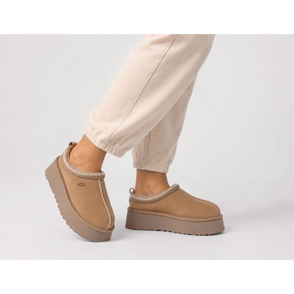 Nearly NeW UGG Tazz Platform Slippers Sand Suede Shearling Lined Comfort Clogs,